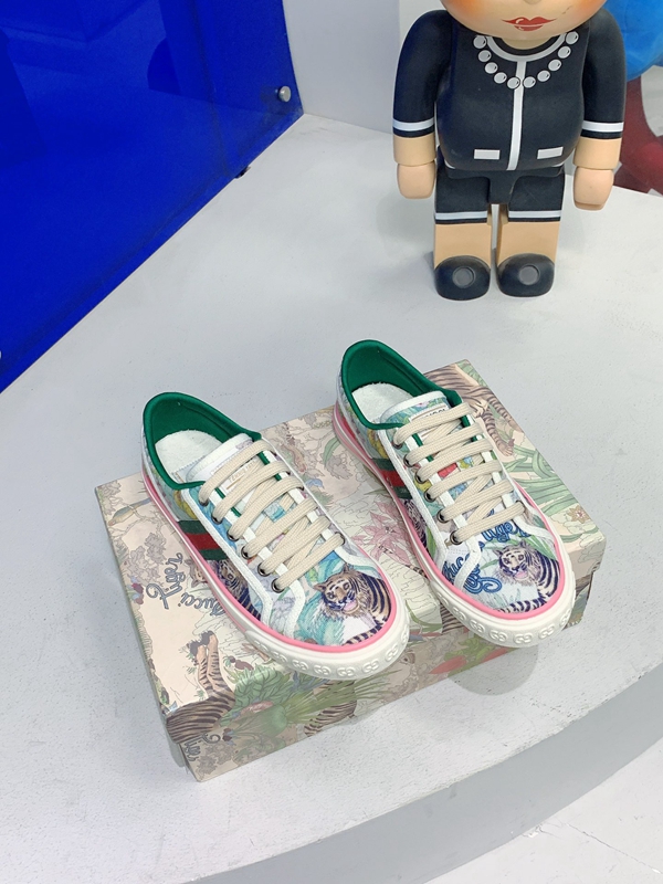 グッチ靴背面デザイン